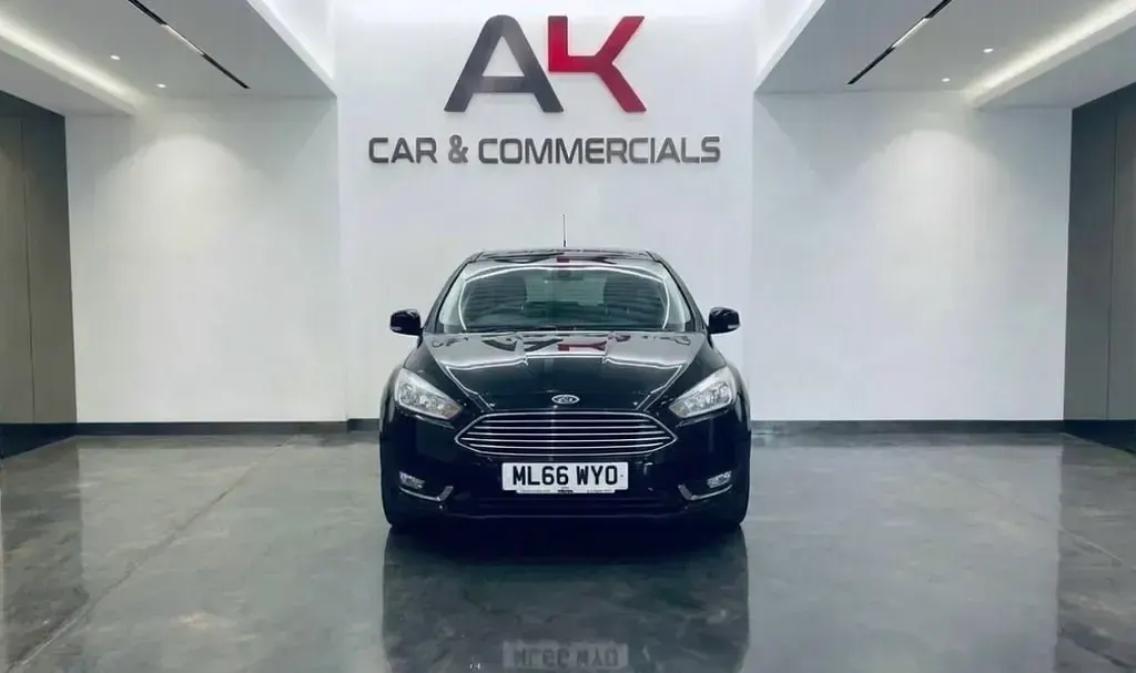 Begagnad Ford Focus Titanium 120 HK (88 kW) 2016 Svart Halvkombi
