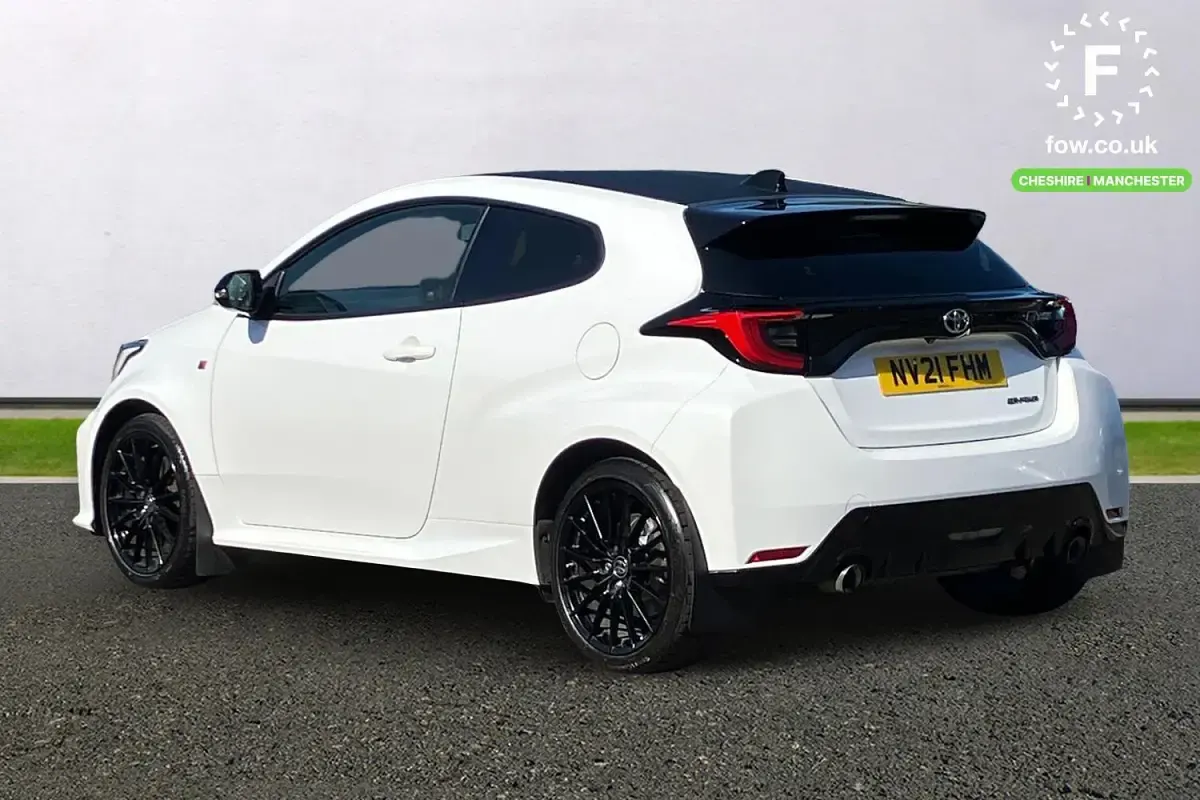 Used Toyota Yaris 272 HP (200 kW) 2021 White Hatchback