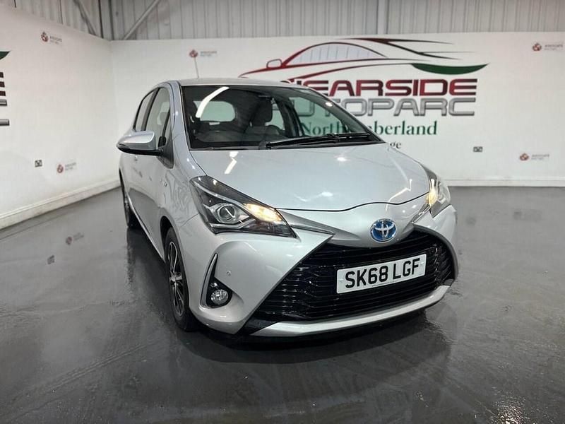 Used Toyota Yaris Hybrid 100 HP (73 kW) 2018 Silver Hatchback