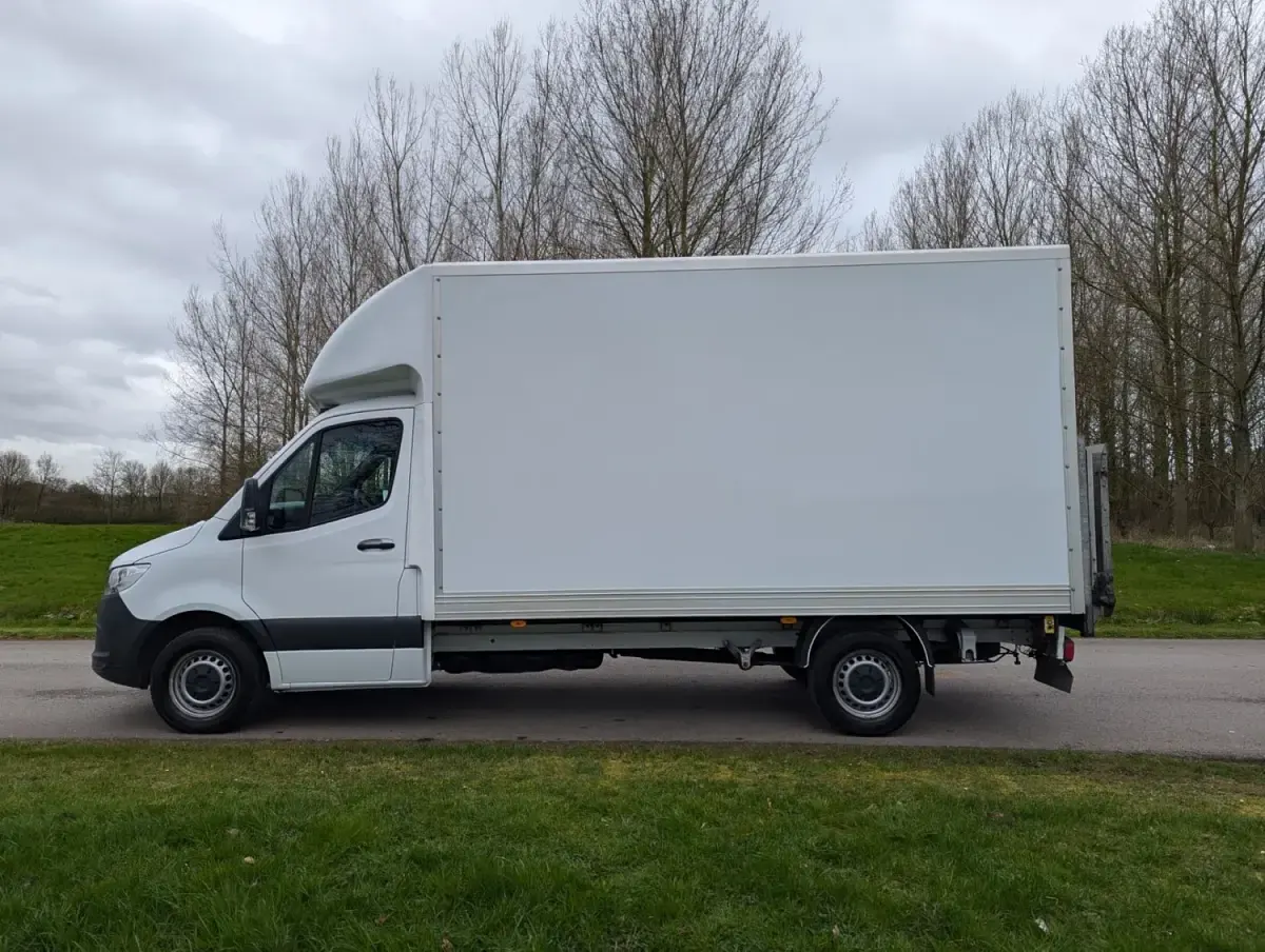 Używany Mercedes Sprinter Progressive 148 KM (108 kW) 2023 Biały Van