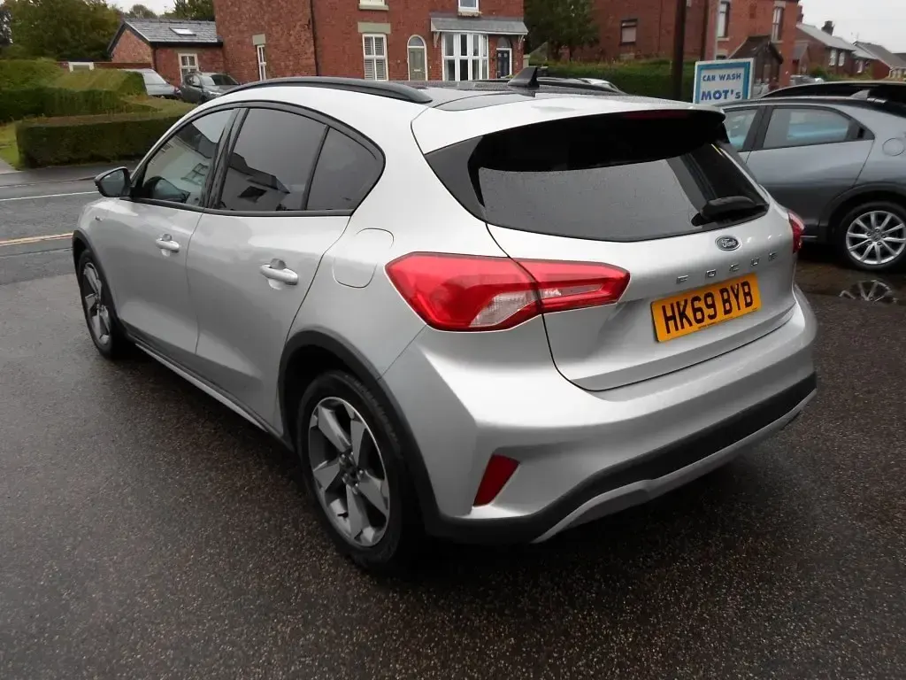 Begagnad Ford Focus Active 2019 Silver Halvkombi