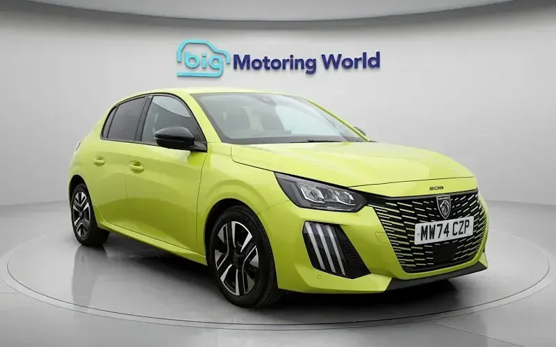 Used Peugeot 208 Allure 101 HP (74 kW) 2024 Yellow Hatchback