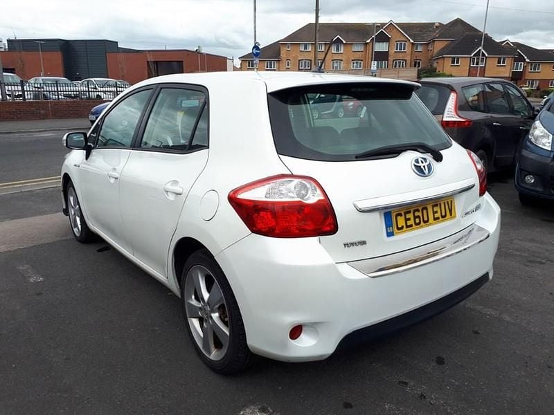 Used Toyota Auris Hybrid T4 98 HP (72 kW) 2010 White Hatchback