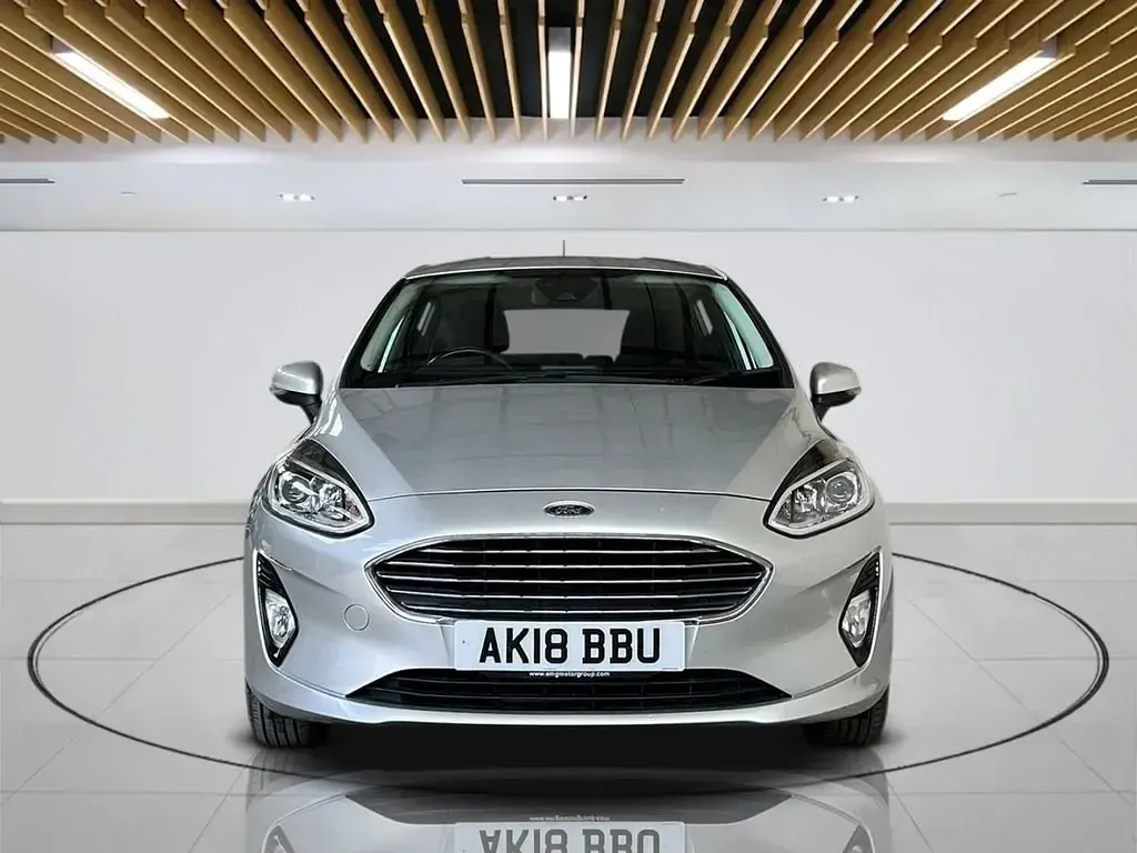 Usado Ford Fiesta Zetec 85 HP (62 kW) 2018 Prateado Citadino