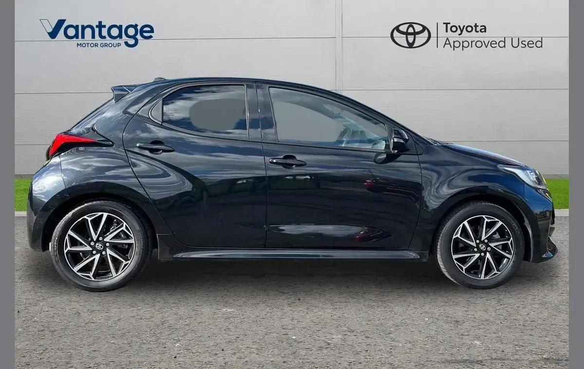 Used Toyota Yaris Design 113 HP (83 kW) 2023 Black Hatchback