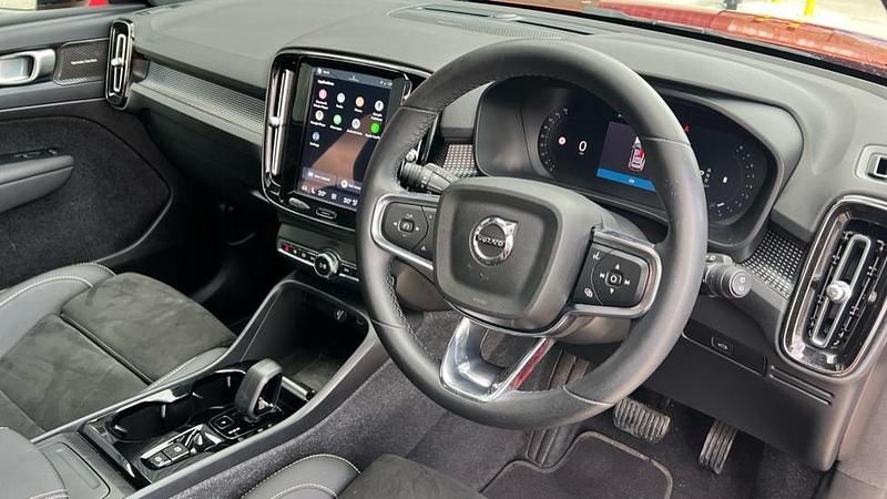Used Volvo XC40 Ultimate 197 HP (144 kW) 2023 Red SUV