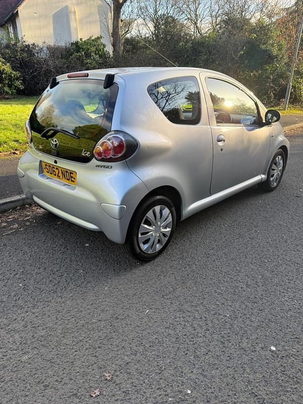 Gebraucht Toyota Aygo 68 PS (50 kW) 2012 Silber Kleinwagen