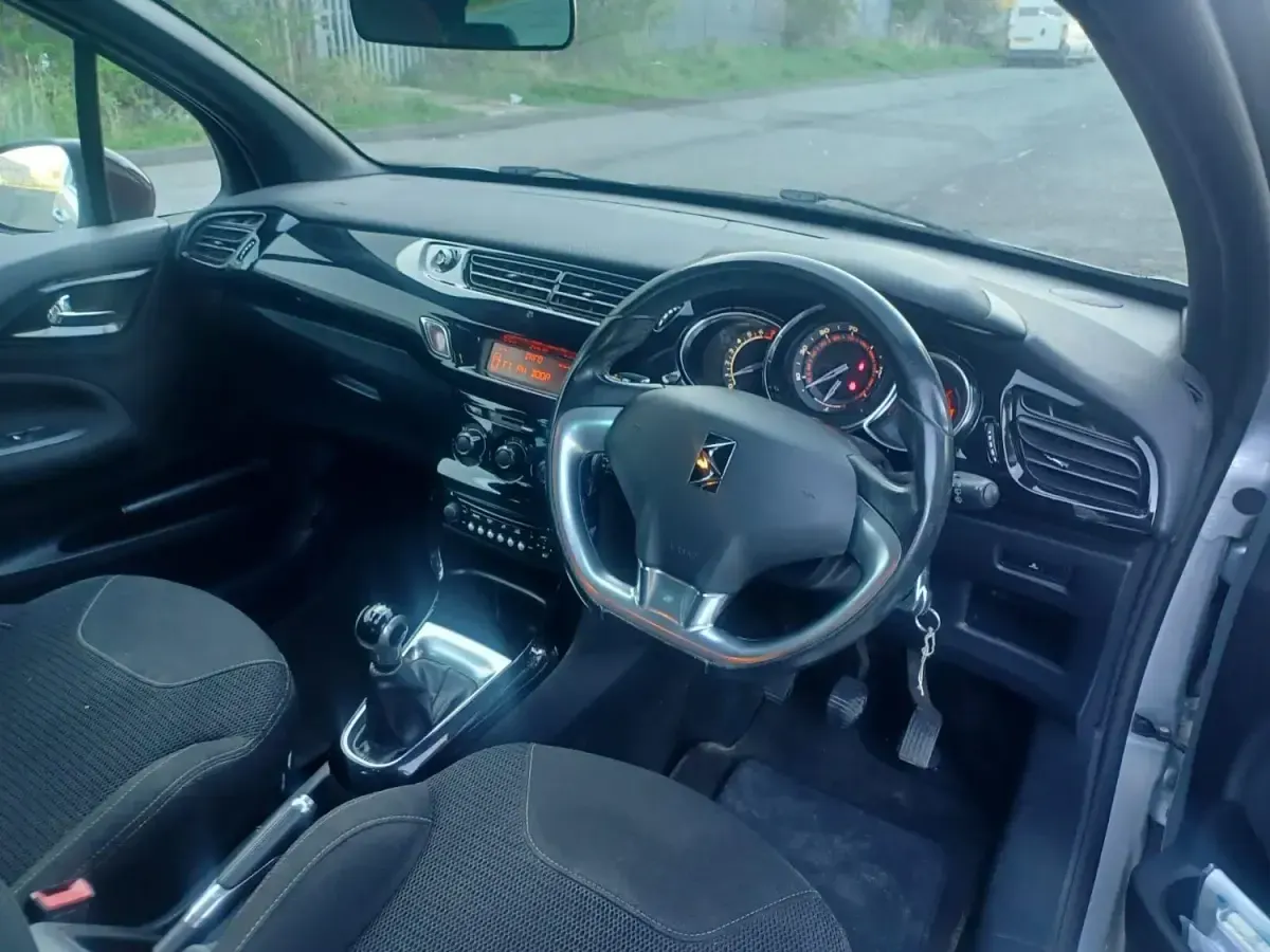 Używany Citroën DS3 2011 Srebrny Hatchback