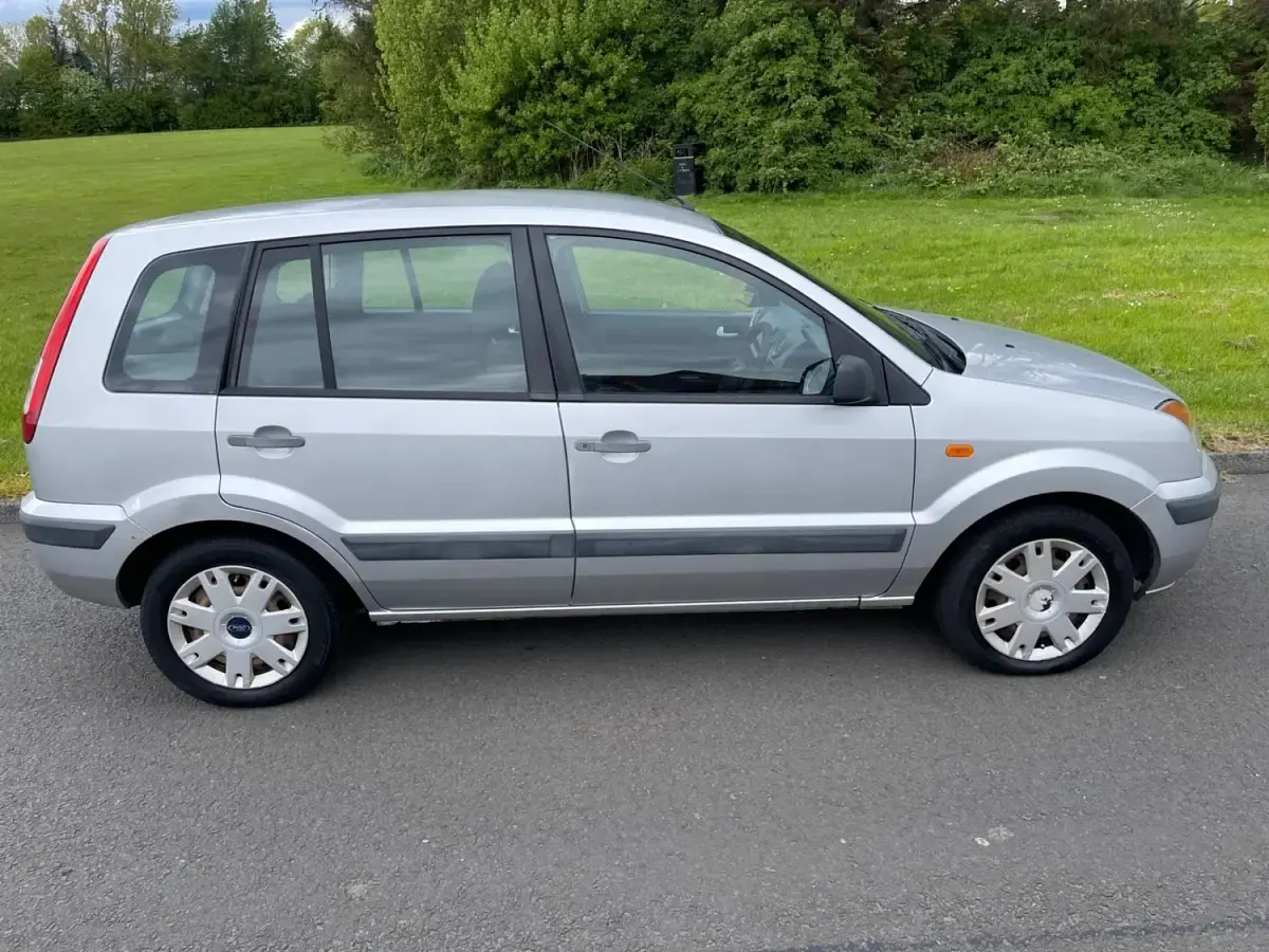 Używany Ford Fusion Style 68 KM (50 kW) 2008 Srebrny Hatchback