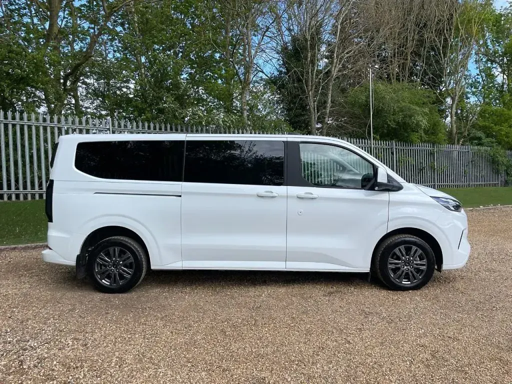 Used Ford Tourneo Titanium 170 HP (125 kW) 2025 White MPV