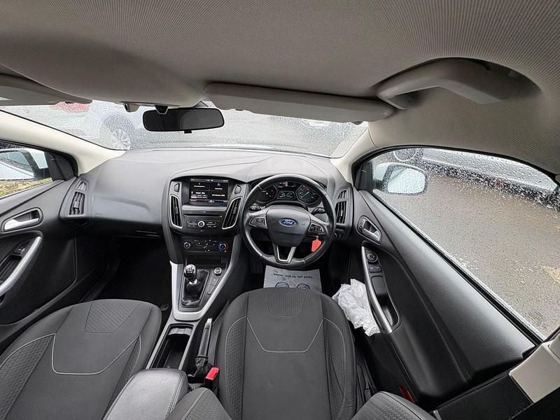 Used Ford Focus Zetec 120 HP (88 kW) 2016 Frozen white Hatchback