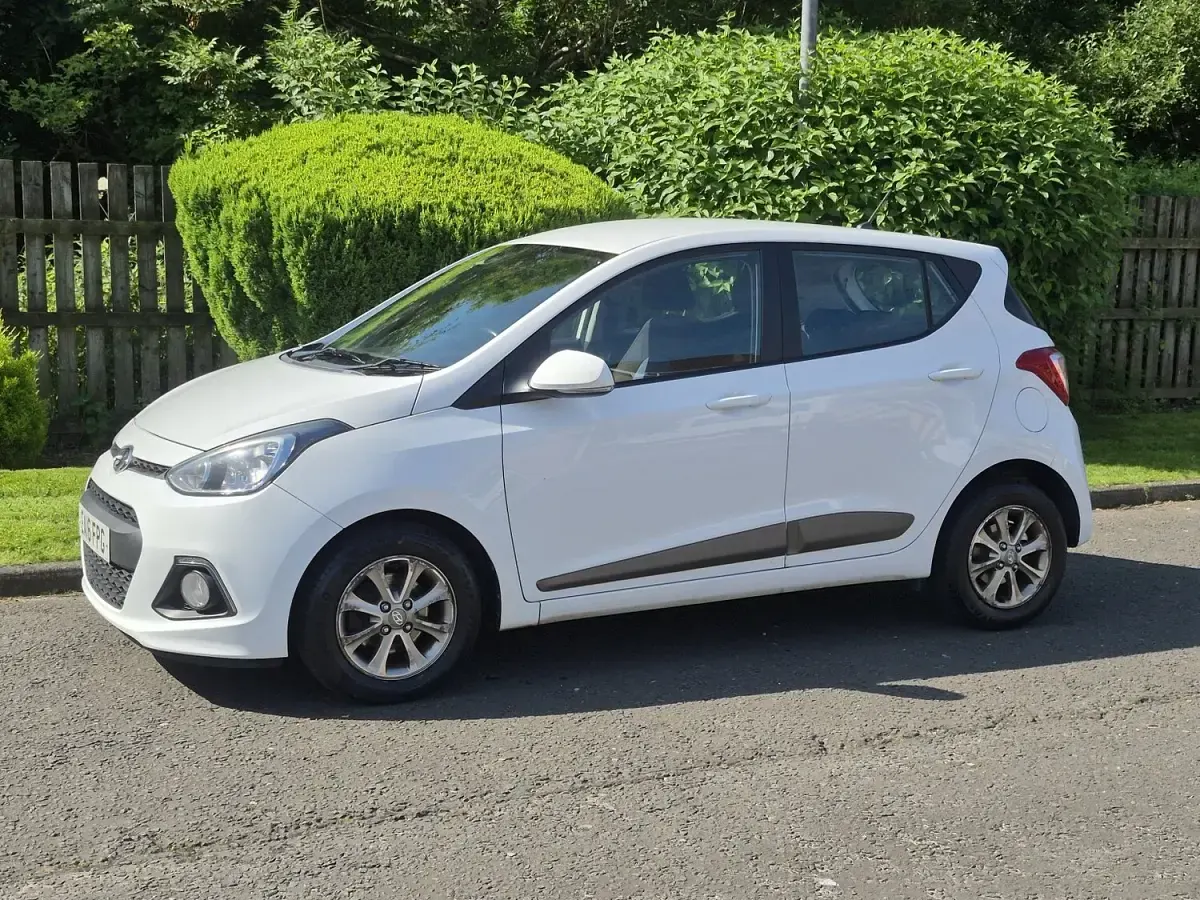 Used Hyundai i10 Premium 87 HP (63 kW) 2016 White Hatchback