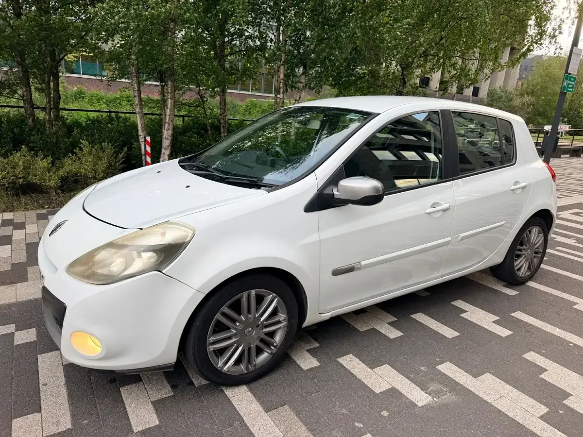 Used Renault Clio II Dynamique 2011 White Hatchback