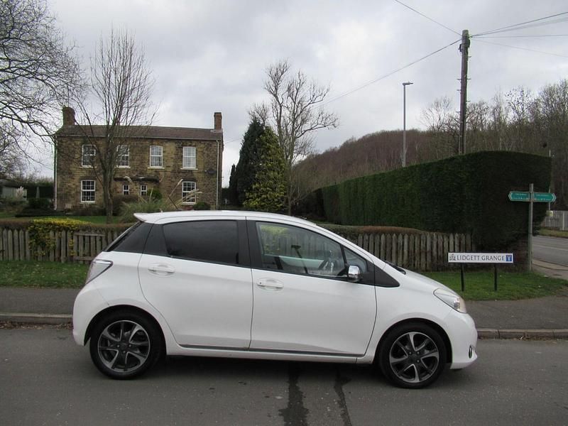 Używany Toyota Yaris Trend 99 KM (72 kW) 2013 Biały Hatchback