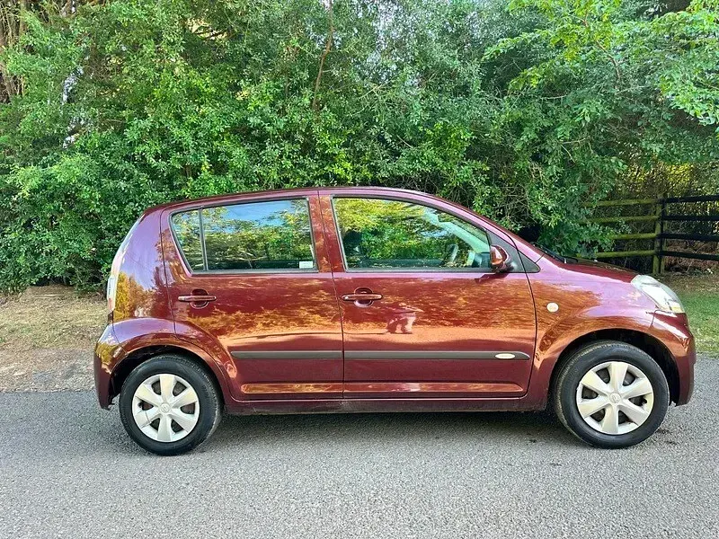 Used Daihatsu Sirion 87 HP (63 kW) 2008 Red Hatchback