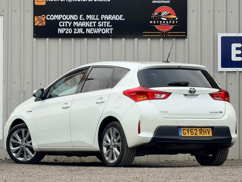 Used Toyota Auris Hybrid 2012 White Hatchback