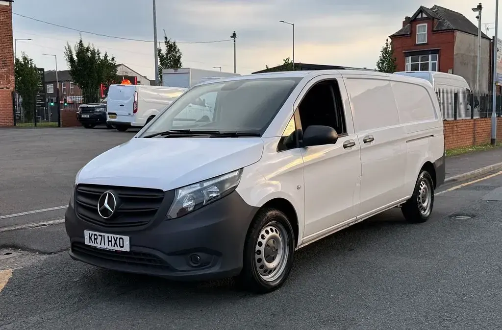Used Mercedes Vito Progressive 160 HP (117 kW) 2021 White Van