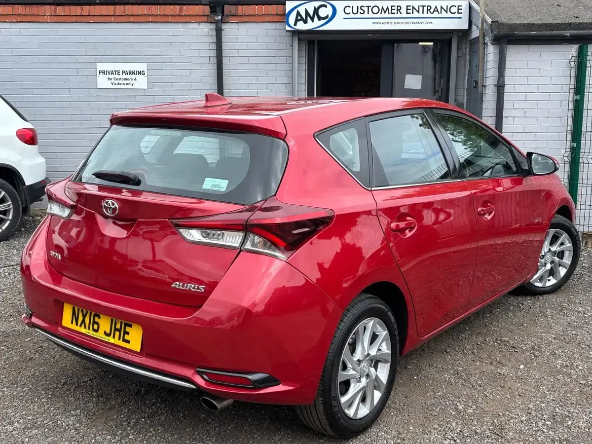 Used Toyota Auris 116 HP (85 kW) 2016 Red Hatchback