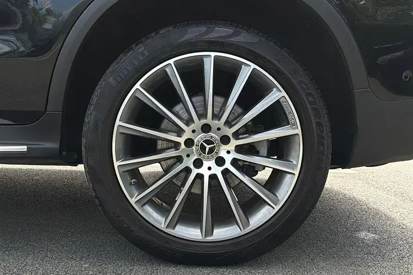 Second-hand Mercedes GLC300e AMG Line Premium 320 CP (235 kW) 2022 Negru Break