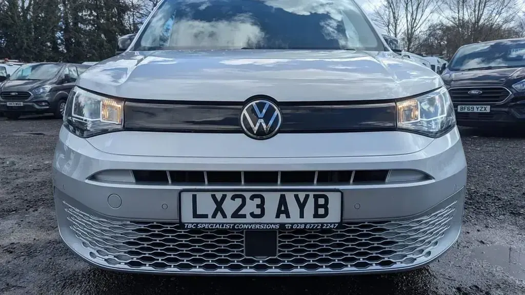 Usado VW Caddy Pro 102 HP (75 kW) 2023 Prateado Monovolume