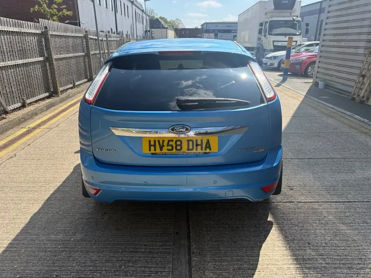 Begagnad Ford Focus Titanium 2008 Blå Halvkombi