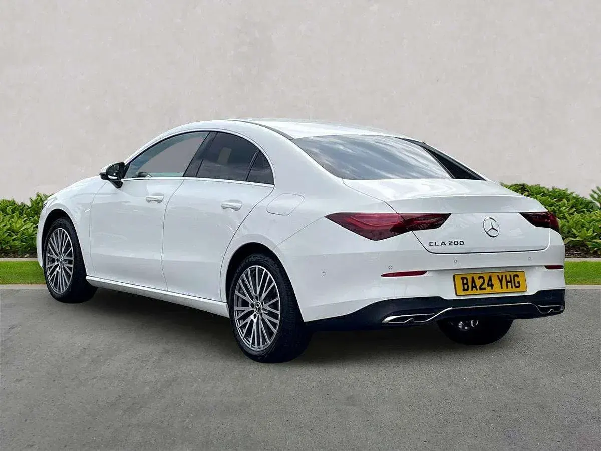 Begagnad Mercedes CLA200 Executive 2024 Vit Sportkupé