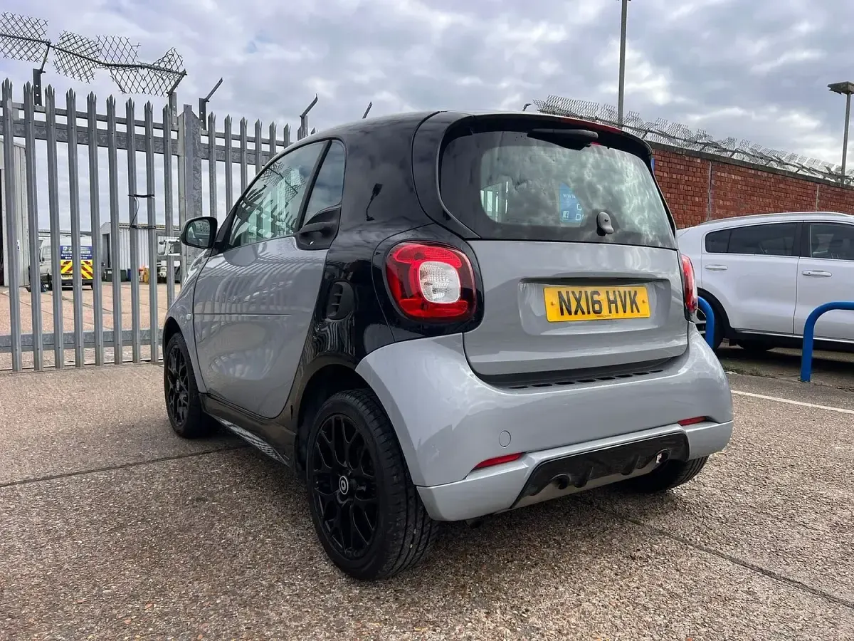 Used Smart ForTwo Coupé Passion 71 HP (52 kW) 2016 White Coupe