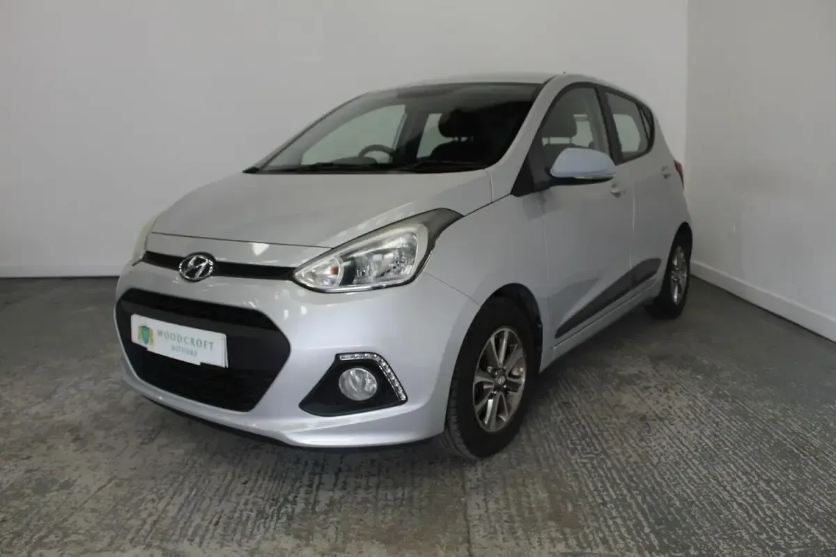 Used Hyundai i10 Premium 67 HP (49 kW) 2014 Silver Hatchback