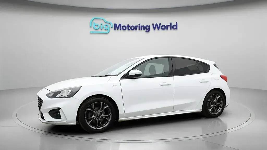 Used Ford Focus ST-Line 125 HP (91 kW) 2019 White Hatchback