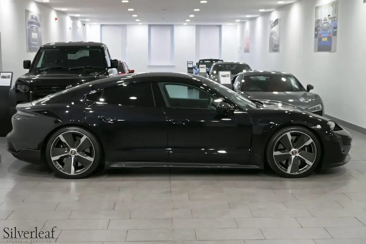 Begagnad Porsche Taycan 559 kW (761 HK) 2020 Svart Sedan