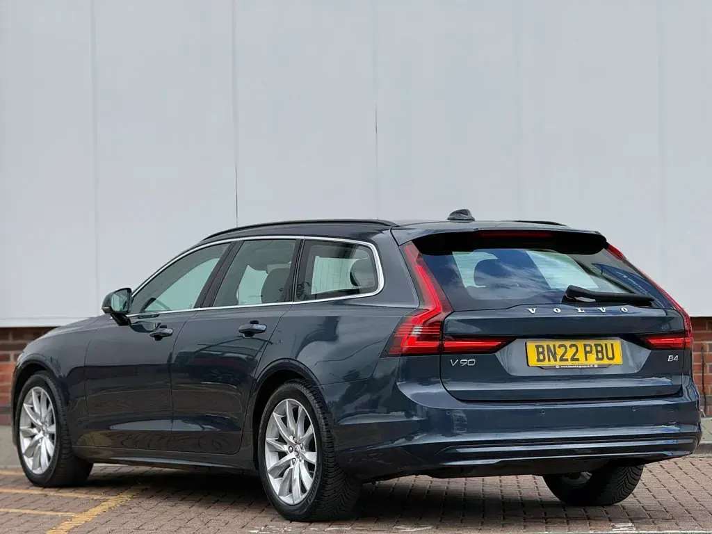 Used Volvo V90 Momentum 2022 Blue Estate