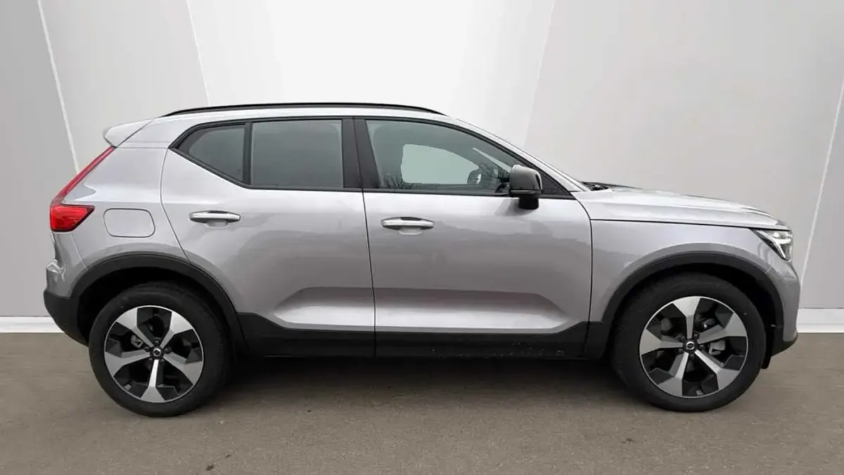 New Volvo XC40 Plus 2025 Silver SUV