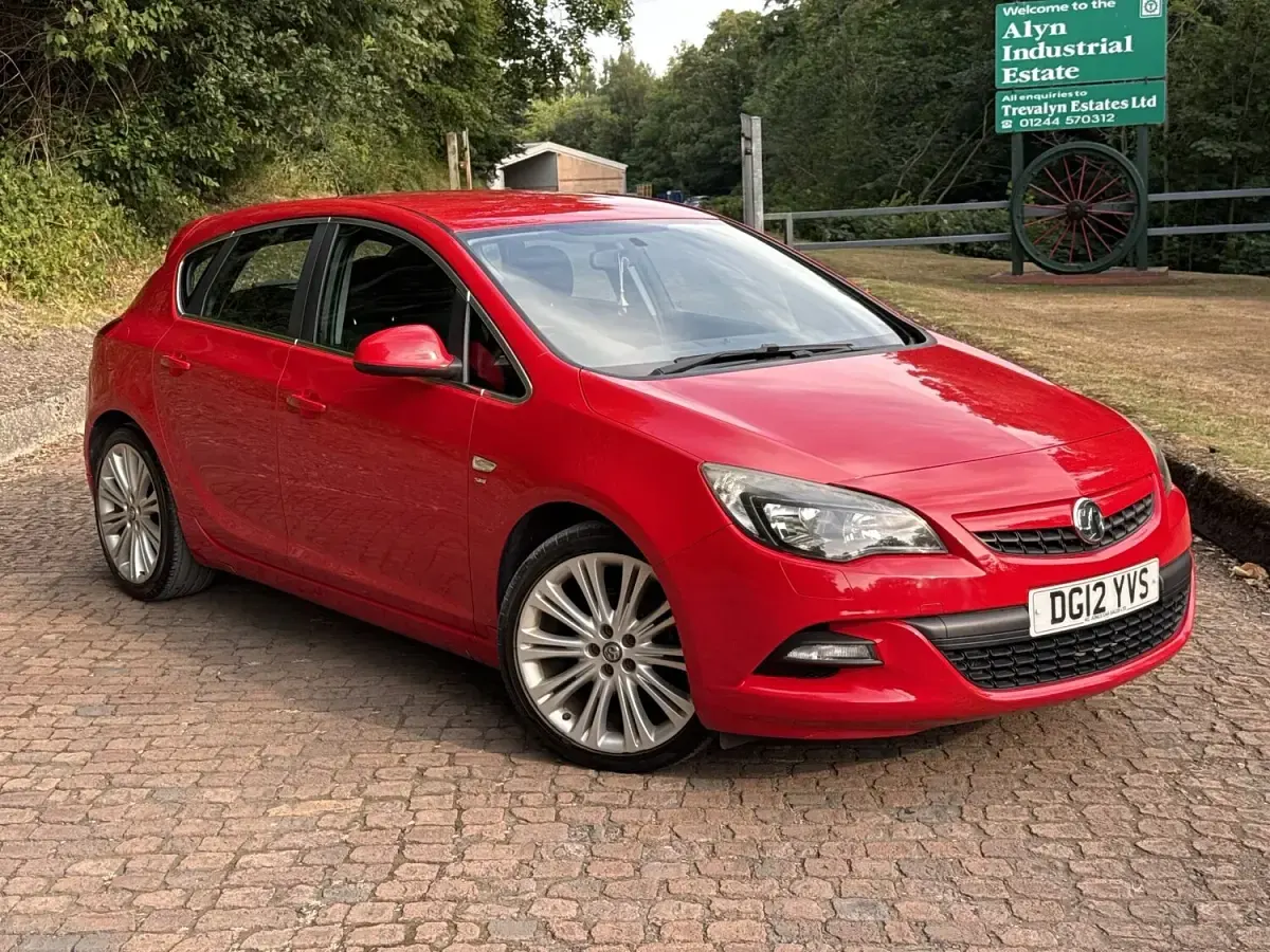 Used Vauxhall Astra SRi 115 HP (84 kW) 2012 Red Hatchback