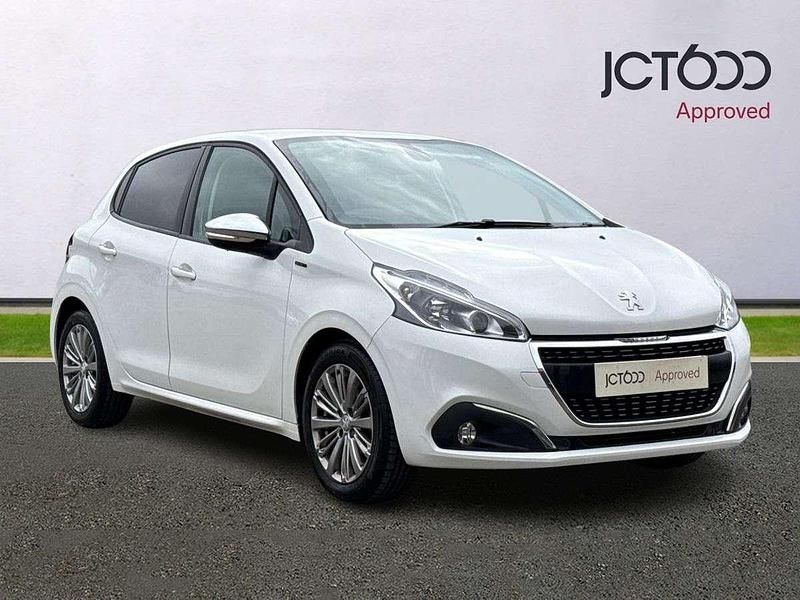 White Used 2019 Peugeot 208 Signature Sky Hatchback | £8,150 (Fair price) - Image 1/4