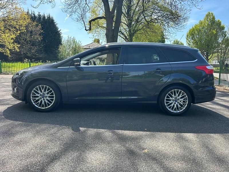 Used Ford Focus Zetec 125 HP (91 kW) 2013 Grey Estate