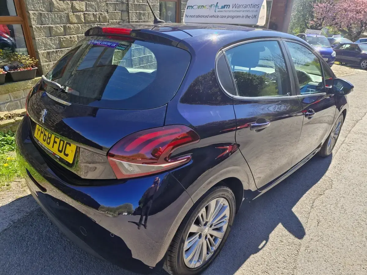 Second-hand Peugeot 208 Signature Sky 102 CP (75 kW) 2018 Albastru Hatchback