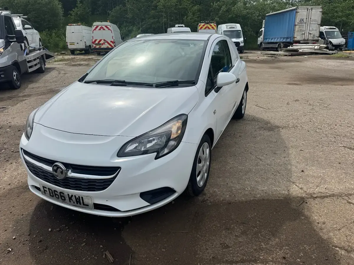 Used Vauxhall Corsa 95 HP (69 kW) 2016 White Hatchback