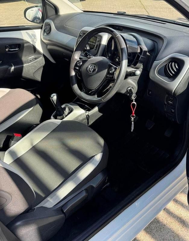 Used Toyota Aygo X-play 2018 White Hatchback