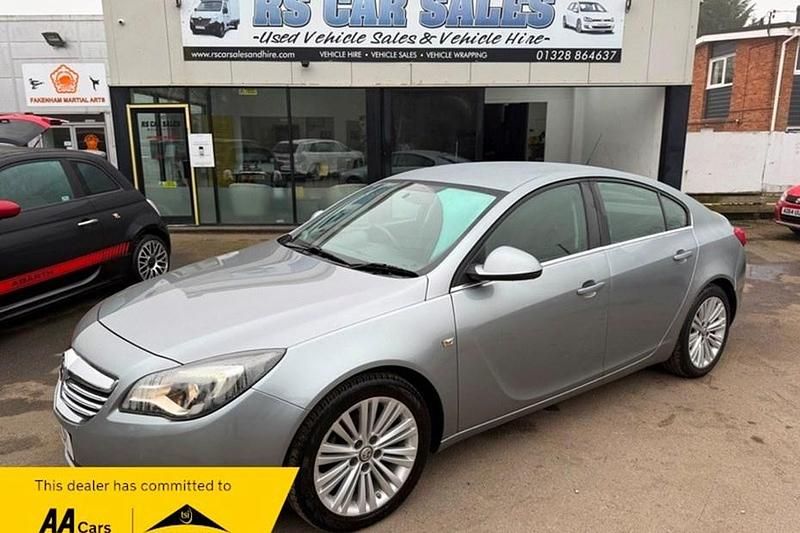 Used Vauxhall Insignia Design Edition 140 HP (102 kW) 2014 Silver Hatchback