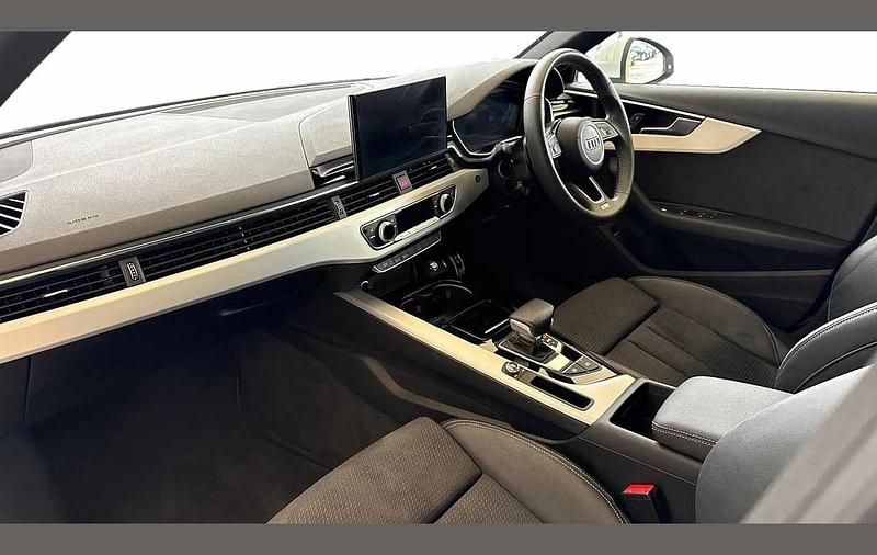 Used Audi A4 S-Line 200 HP (147 kW) 2023 White Estate