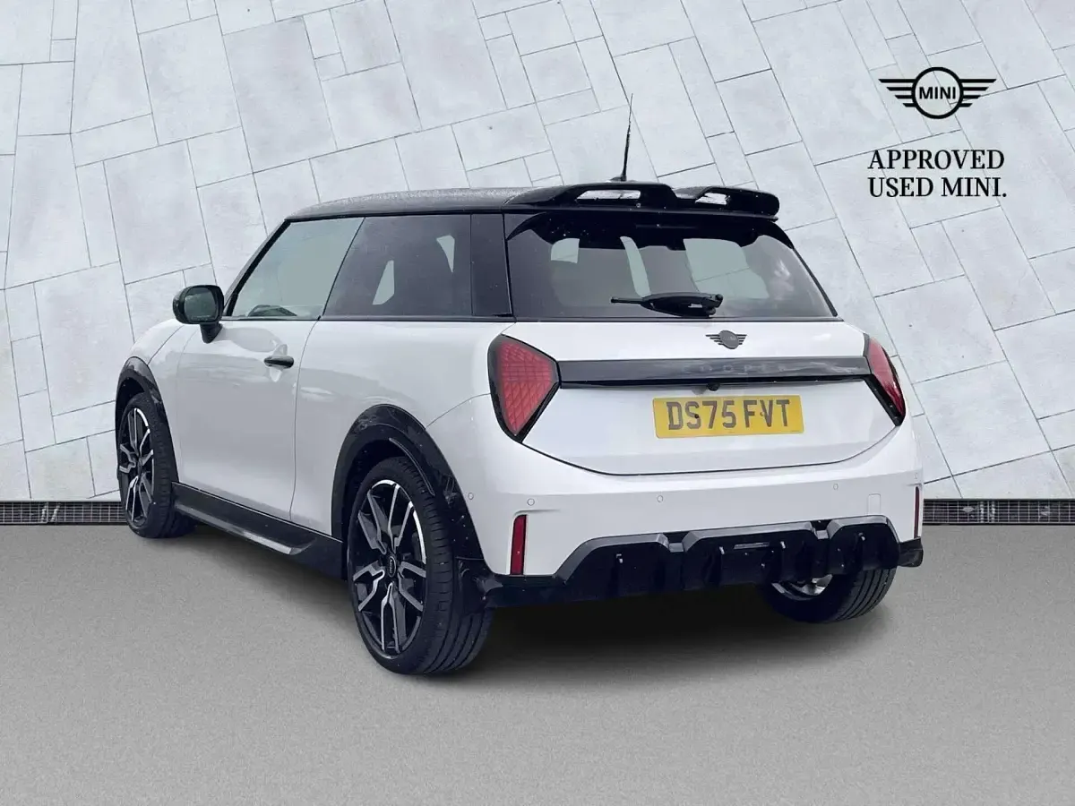 Used Mini Cooper Hatch 113 kW (154 HP) 2026 White Hatchback