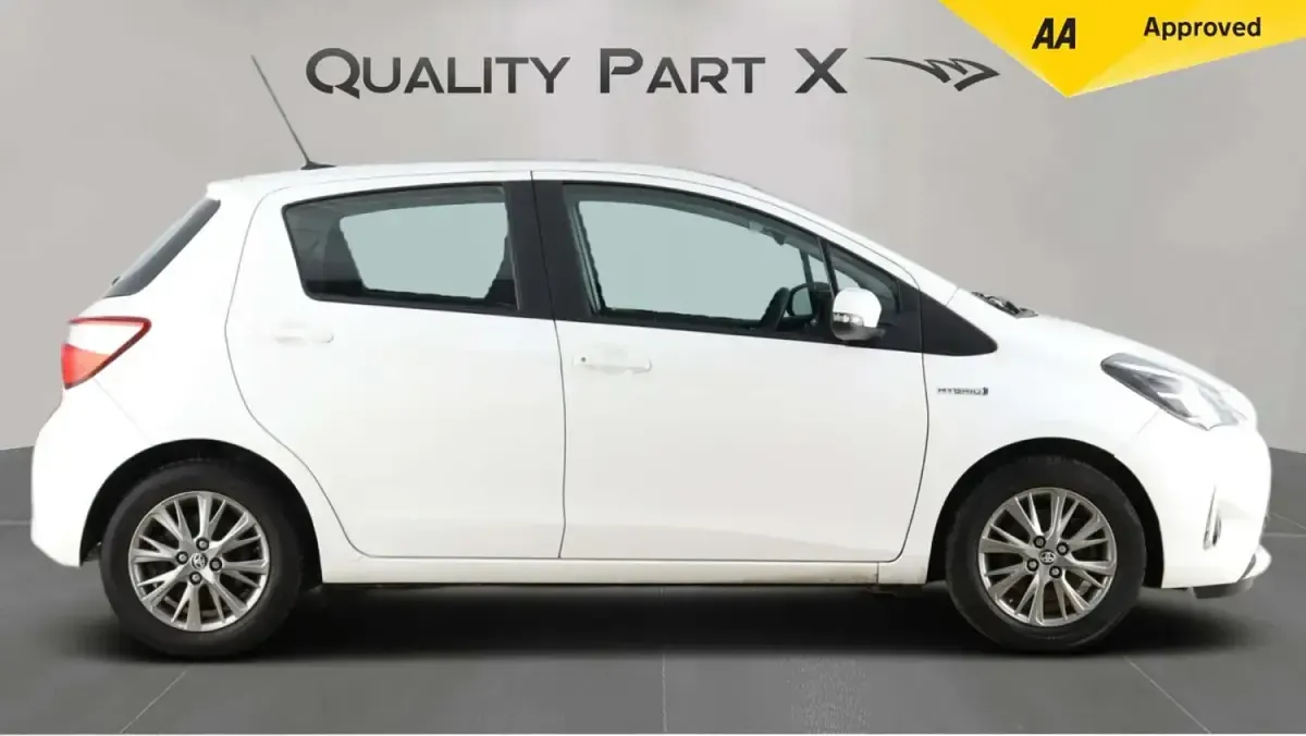 Used Toyota Yaris 100 HP (73 kW) 2018 White Hatchback