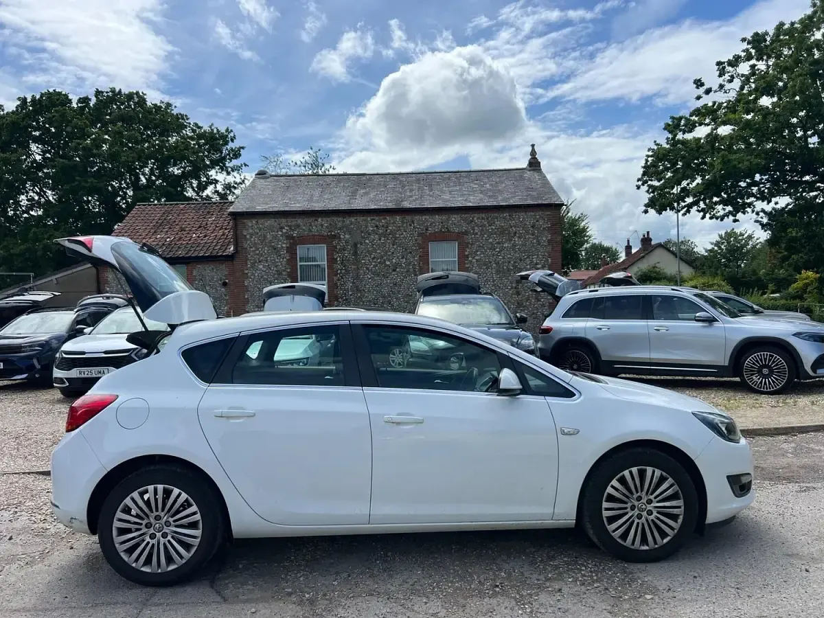 Used Vauxhall Astra Excite 2015 White Hatchback