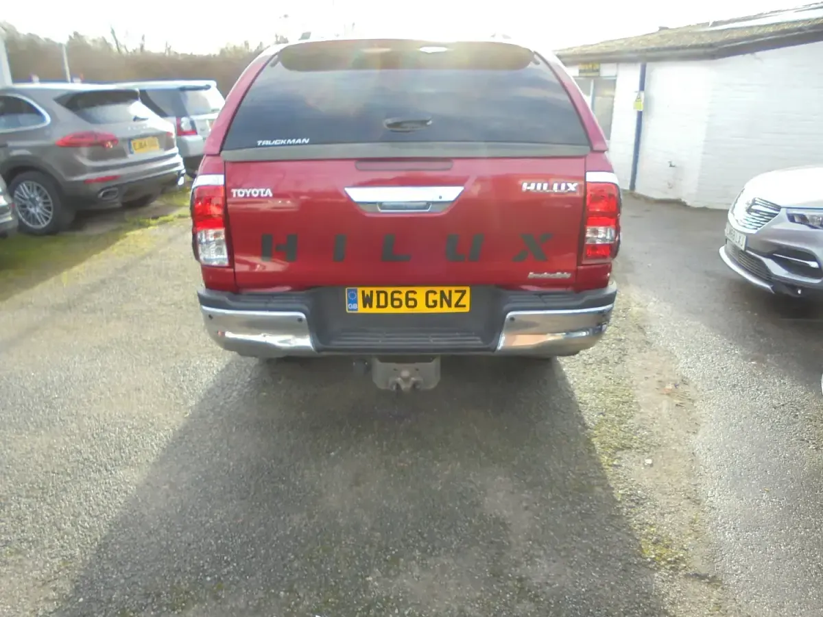 Used Toyota HiLux 150 HP (110 kW) 2017 Red Pickup