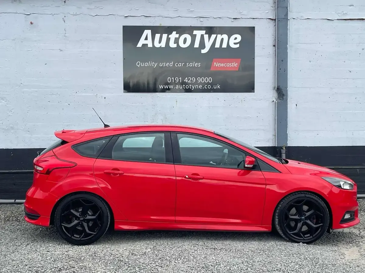 Used Ford Focus ST 185 HP (136 kW) 2015 Red Hatchback