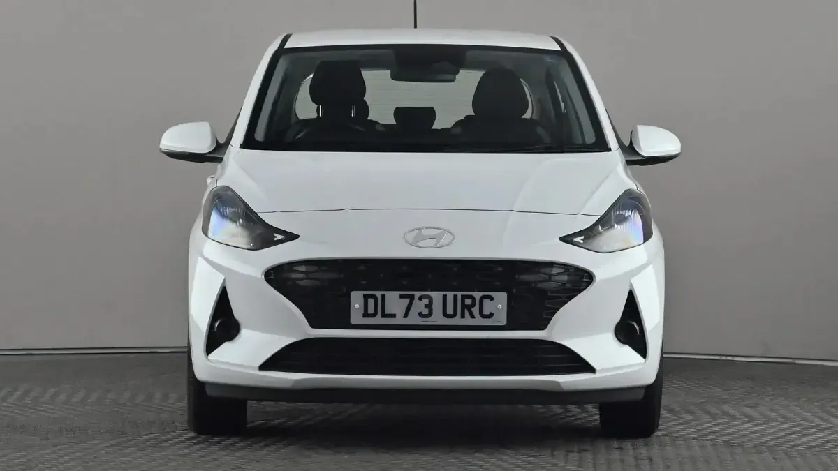 Used Hyundai i10 Advanced 67 HP (49 kW) 2023 White Hatchback