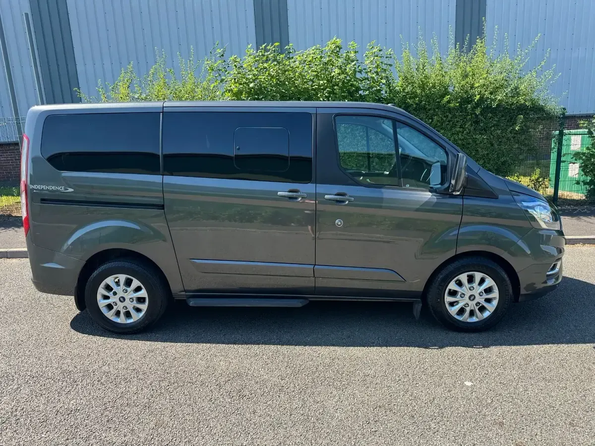 Used Ford Tourneo Titanium 130 HP (95 kW) 2019 Grey MPV