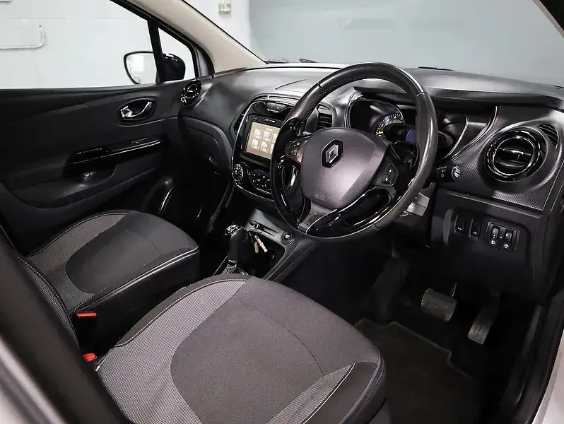 Used Renault Captur Dynamique 90 HP (66 kW) 2015 Silver/black SUV