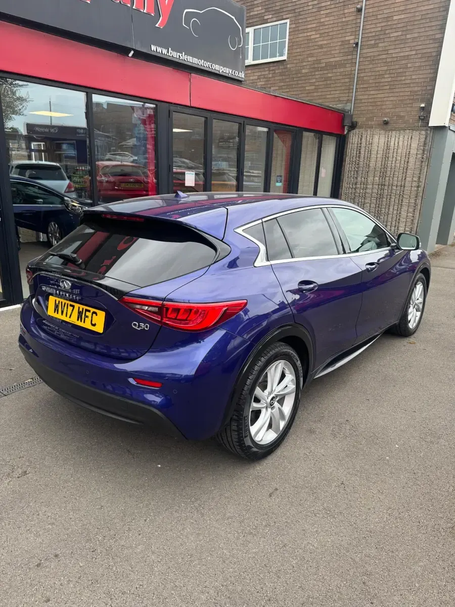 Used Infiniti Q30 Business Executive 109 HP (80 kW) 2017 Blue Hatchback