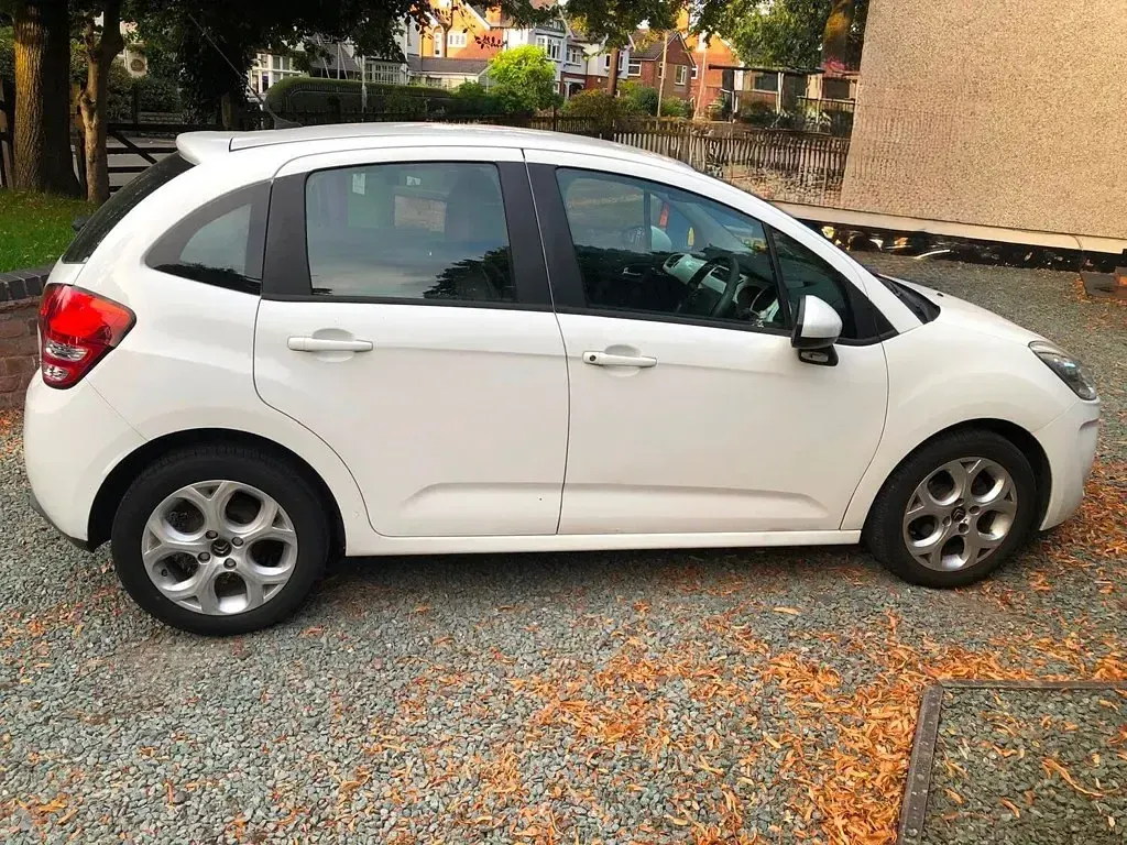 Used Citroën C3 75 HP (55 kW) 2012 White Hatchback